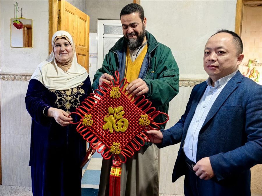 中國醫(yī)生向穆罕默德贈送中國新春福字。中國第28批援阿爾及利亞醫(yī)療隊(duì)塞地夫分隊(duì)供圖