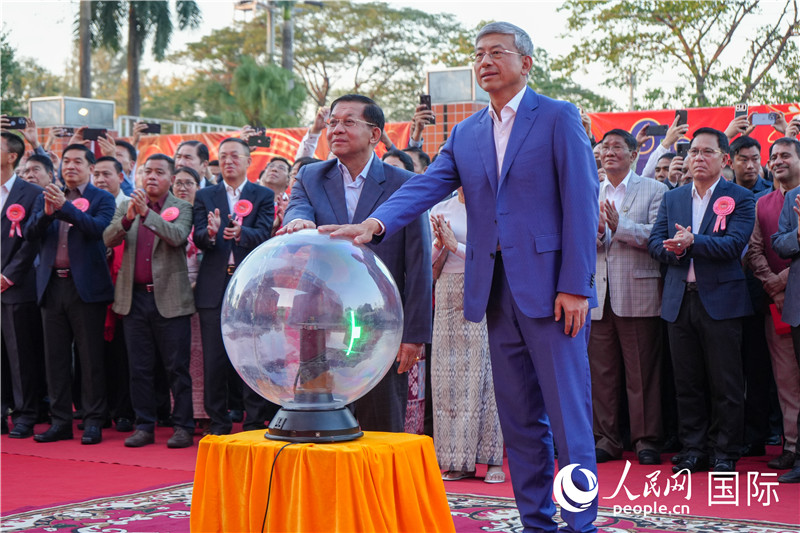 敏昂萊主席和陳海大使在中方援建和改造升級(jí)的仰光杜溫納國家體育館前共同按亮水晶球，啟動(dòng)“錦繡唐人街”新春慶典-人民網(wǎng)記者謝佳君攝