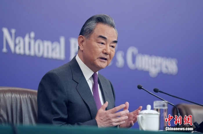 3月7日，十四屆全國(guó)人大二次會(huì)議在北京舉行記者會(huì)，中共中央政治局委員、外交部長(zhǎng)王毅就中國(guó)外交政策和對(duì)外關(guān)系相關(guān)問題回答中外記者提問。<a target='_blank' href='/'><p  align=