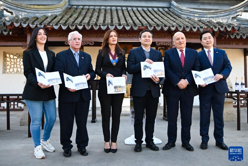 3月6日，嘉賓出席在馬耳他桑塔露琪亞市舉行的中國生肖郵票發(fā)行儀式。新華社發(fā)（喬納森·博格攝）