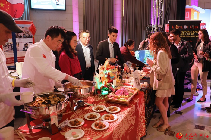 使館工作人員詳細(xì)為現(xiàn)場美食家和來賓講解菜品色香味特點(diǎn)、原料特色、烹制手法及其中蘊(yùn)含的中華美食文化。人民網(wǎng)記者 李志偉攝