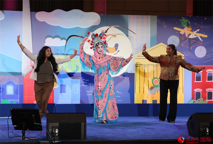 當(dāng)?shù)厝A人京劇社團(tuán)的青年演員現(xiàn)場表演京劇選段，并與現(xiàn)場觀眾近距離互動。人民網(wǎng)記者 李志偉攝