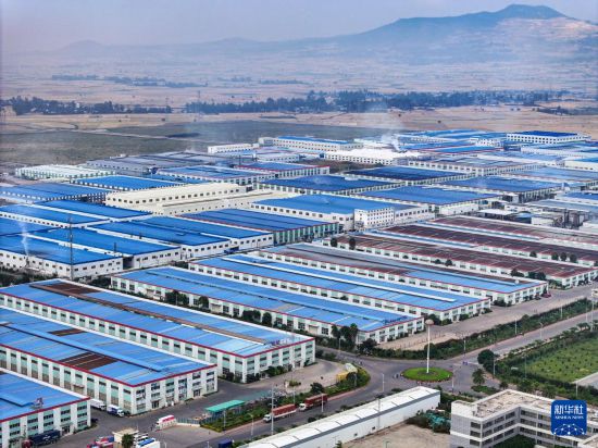 這是2023年11月3日在埃塞俄比亞杜凱姆市拍攝的東方工業(yè)園（無人機照片）。 新華社發(fā)（東方工業(yè)園供圖）