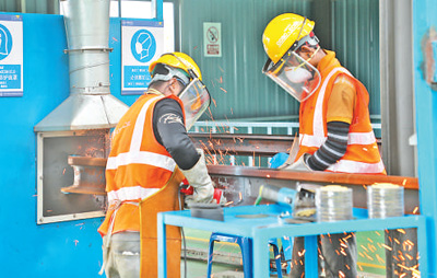中企承建的馬東鐵項目創(chuàng)造就業(yè)機(jī)會超過1.8萬個，合作的當(dāng)?shù)仄髽I(yè)超過1900家——為促進(jìn)馬來西亞東西海岸互聯(lián)互通貢獻(xiàn)力量（共建“一帶一路”第一現(xiàn)場）