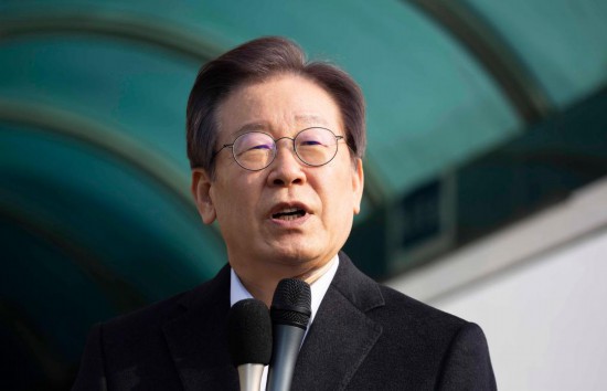 1月10日，韓國最大在野黨黨首李在明從首爾大學(xué)醫(yī)院出院時(shí)發(fā)表講話。新華社發(fā)（全休相攝）