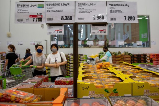 2022年7月9日，人們在韓國高陽市一家超市水果區(qū)購物。新華社記者王益亮攝