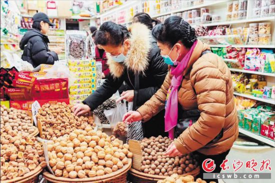 　　在長沙南門口菜市場附近的一家炒貨店內(nèi)，市民正在選購年貨?！　￠L沙晚報全媒體記者 范宏歡 攝