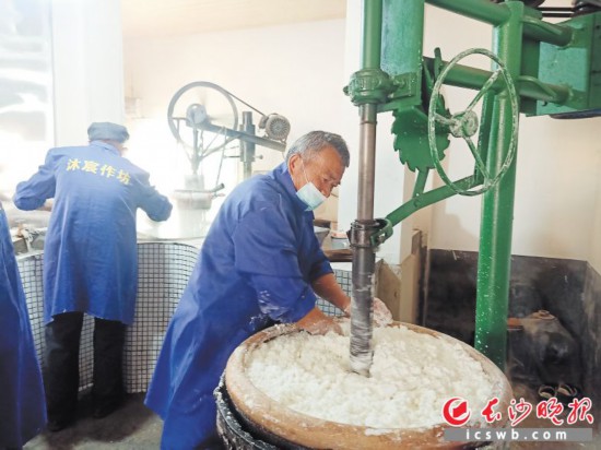 　　作坊里工人正在進(jìn)行粉絲生產(chǎn)。受訪者供圖