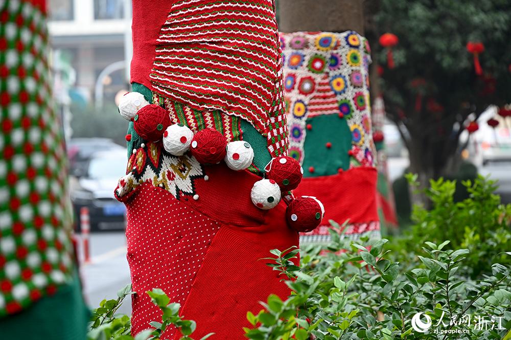 杭州市拱墅區(qū)獅虎橋路上的行道樹“穿”上了新裝。人民網(wǎng) 葉賓得攝
