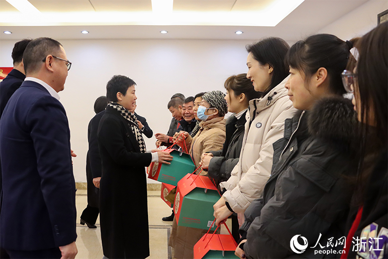 杭州市上城區(qū)“我為年夜飯?zhí)淼啦恕睈坌亩Y盒正式啟送。人民網(wǎng) 秦文攝