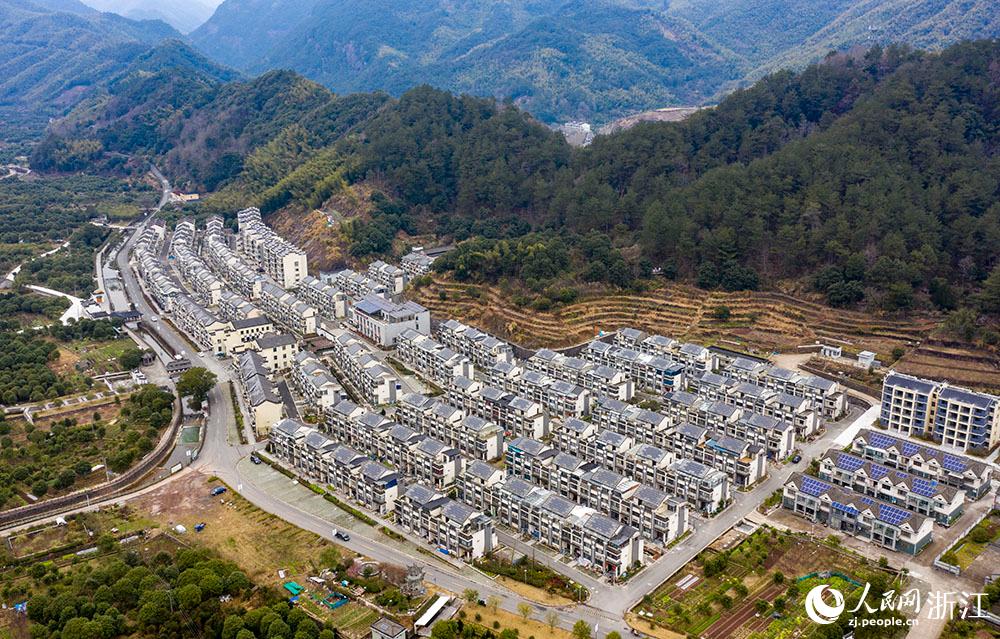 近日，航拍寧波市海曙區(qū)龍觀鄉(xiāng)李岙村屋頂光伏項目。人民網(wǎng) 章勇濤攝