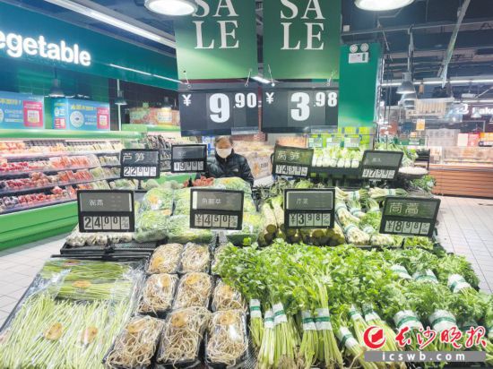 　　家樂福芙蓉廣場店，市民在選購春菜。