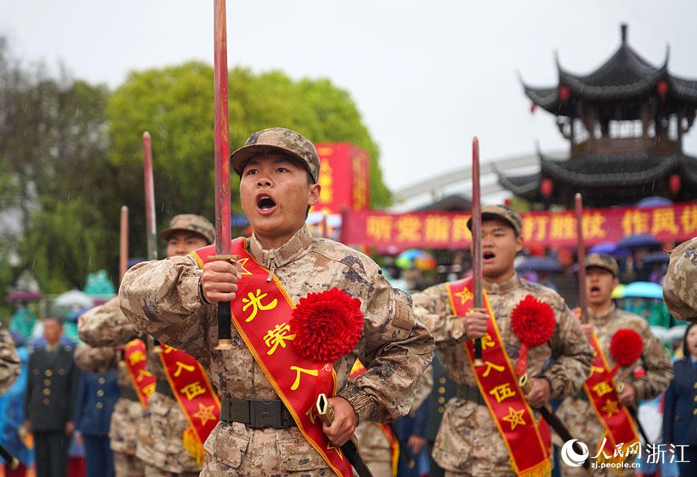 3月22日，新兵們高喊誓言、莊嚴(yán)亮劍。人民網(wǎng) 章勇濤攝