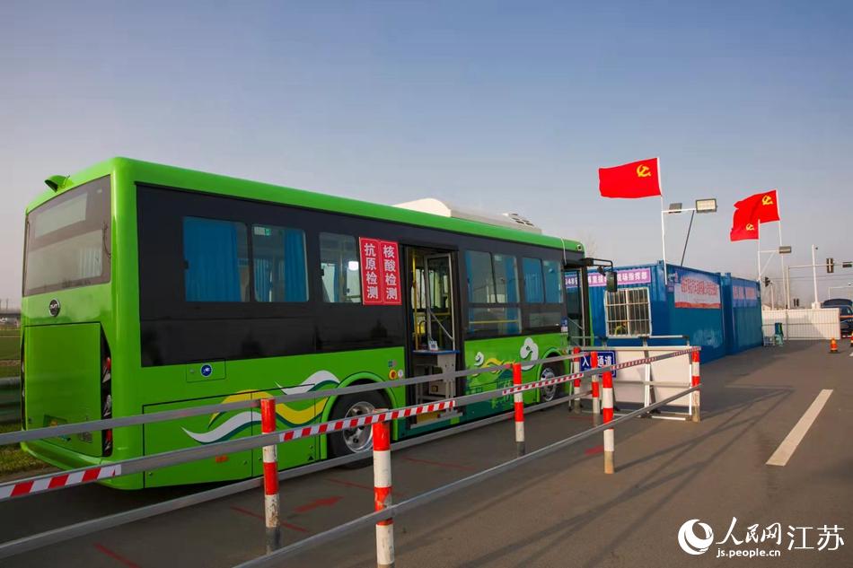 淮安市客總汽車運輸有限公司調集兩部車況最佳“核酸采樣流動車”，組建黨員“先鋒崗”。紀星名攝