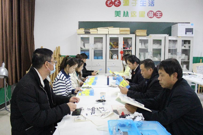 河北省臨西縣人民檢察院未檢檢察官在臨西縣第二小學為家長講解家庭教育促進法。 孫國月攝