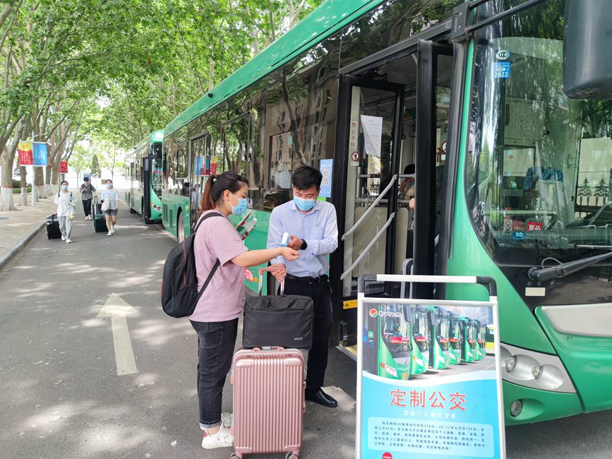 公交車(chē)從校園宿舍樓下出發(fā)，直達(dá)鄭州火車(chē)站和鄭州東站。崔晨攝