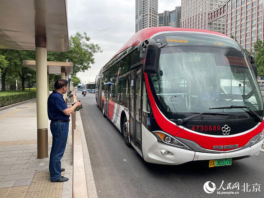 北京1路公交車駛進(jìn)八王墳西站，此前各路公交經(jīng)過該站時(shí)均甩站通過，今起該站回復(fù)正常上下客。人民網(wǎng) 尹星云攝