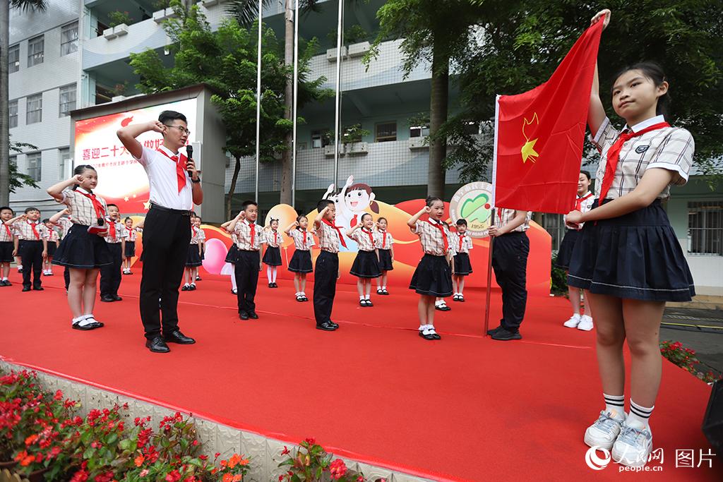 5月31日，在廣西壯族自治區(qū)南寧市民主路小學(xué)，學(xué)校大隊(duì)輔導(dǎo)員帶領(lǐng)少先隊(duì)員呼號(hào)。人民網(wǎng)記者 嚴(yán)立政攝