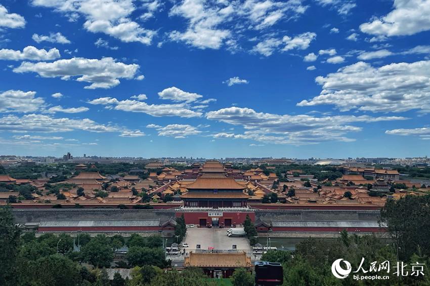 北京再現(xiàn)“高顏值”藍(lán)天白云。 人民網(wǎng) 池夢蕊攝