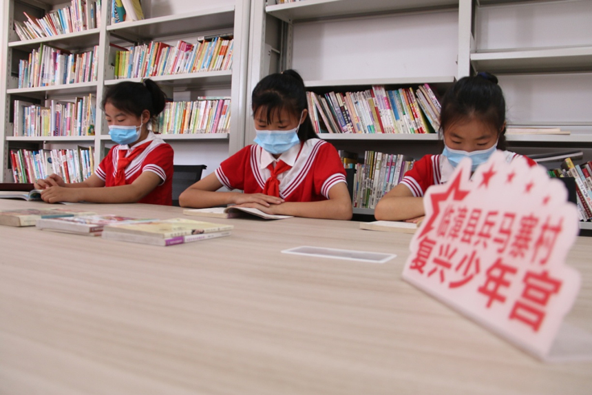 河北省臨漳縣柏鶴集鄉(xiāng)兵馬寨村復(fù)興少年宮，孩子們在閱覽室讀書。 申志好攝