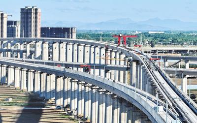 6月7日，工人在唐山市高新技術(shù)開發(fā)區(qū)境內(nèi)的京唐城際鐵路建設(shè)工地施工（無人機(jī)照片）。 新華社記者 楊世堯攝