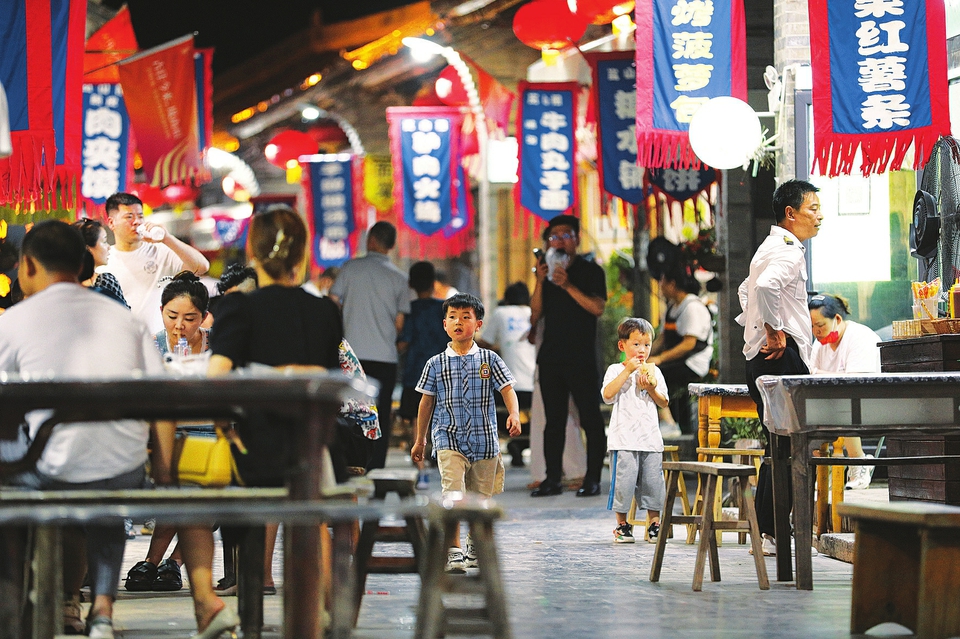  6月17日晚，游客在運(yùn)城市鹽湖區(qū)嵐山根運(yùn)城印象景區(qū)內(nèi)游玩。連日來，運(yùn)城市通過發(fā)放消費(fèi)券，培育夜購、夜味、夜宿、夜玩、夜賞的消費(fèi)形態(tài)，迅速推動(dòng)消費(fèi)企穩(wěn)回暖，為經(jīng)濟(jì)發(fā)展注入強(qiáng)勁動(dòng)力。 金玉敏攝