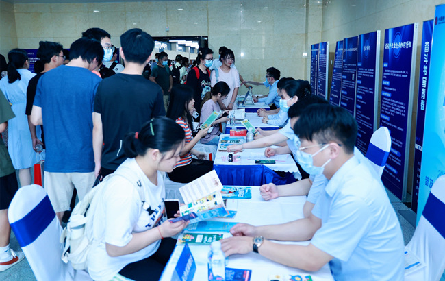 大學生現(xiàn)場咨詢創(chuàng)業(yè)政策。長沙市人社局供圖