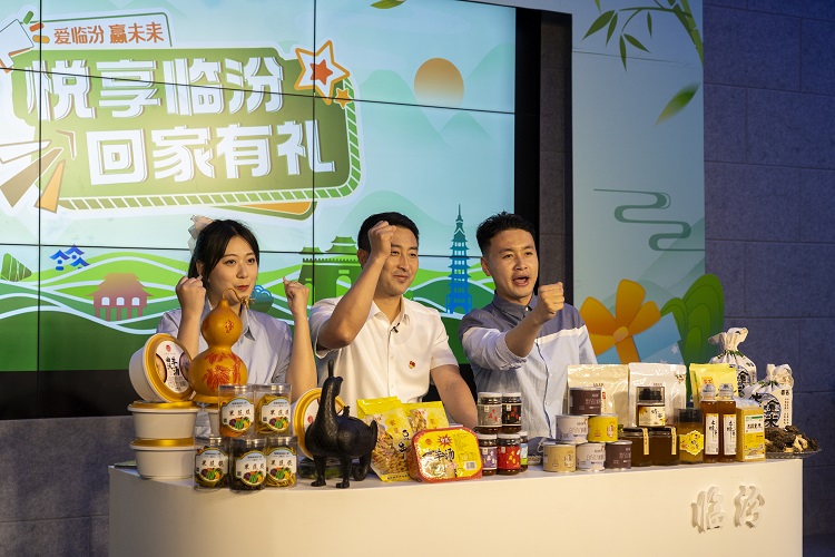 6月3日下午，在臨汾原產(chǎn)地商品體驗店，曲沃縣副縣長樊奇選對當?shù)氐霓r(nóng)特產(chǎn)品、旅游景點進行了推介代言。鄭遠飛攝