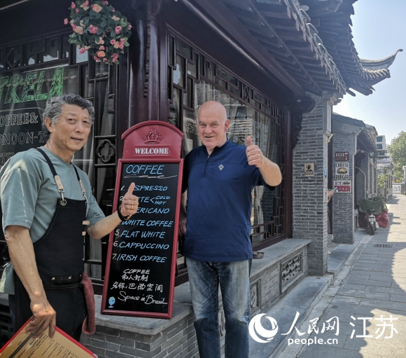 愛逛古巷的巴西人和揚(yáng)州朋友在仁豐里開了一家西餐廳。 人民網(wǎng) 張玉峰攝
