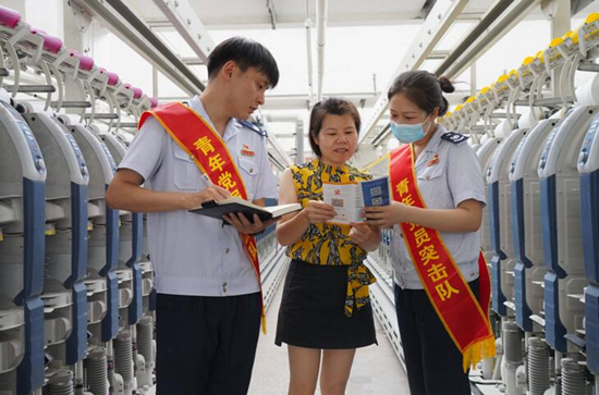國家稅務(wù)總局常德市西洞庭西湖管理區(qū)稅務(wù)局成立青年黨員突擊隊(duì)，走進(jìn)常德銀駿紡織有限公司等企業(yè)送政策、問需求、解難題。受訪單位供圖