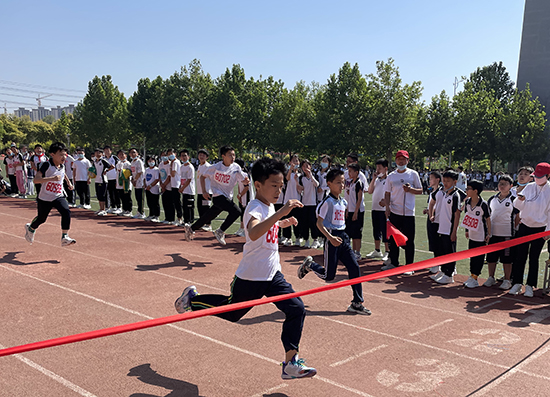 河北省威縣第四小學(xué)學(xué)生組織短跑比賽。 趙國華攝