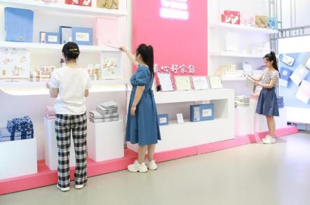 多樣的高陽紡織產品吸引大家關注。班靜怡攝