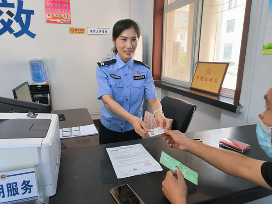 張靜正在為群眾辦理業(yè)務(wù)。 趙凱攝