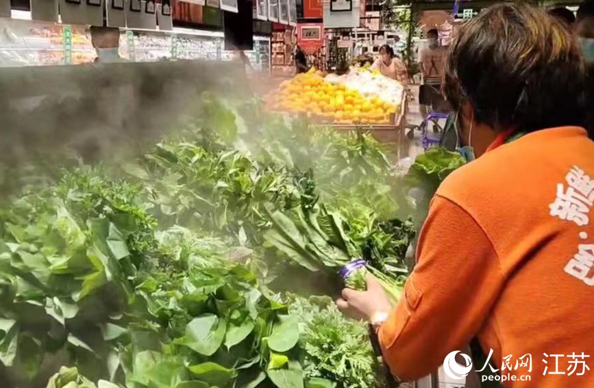 在大潤(rùn)發(fā)長(zhǎng)江北路店里，果蔬、肉蛋等生活必需品種類齊全，供應(yīng)充足，市民正有序選購(gòu)。無(wú)錫市委網(wǎng)信辦供圖