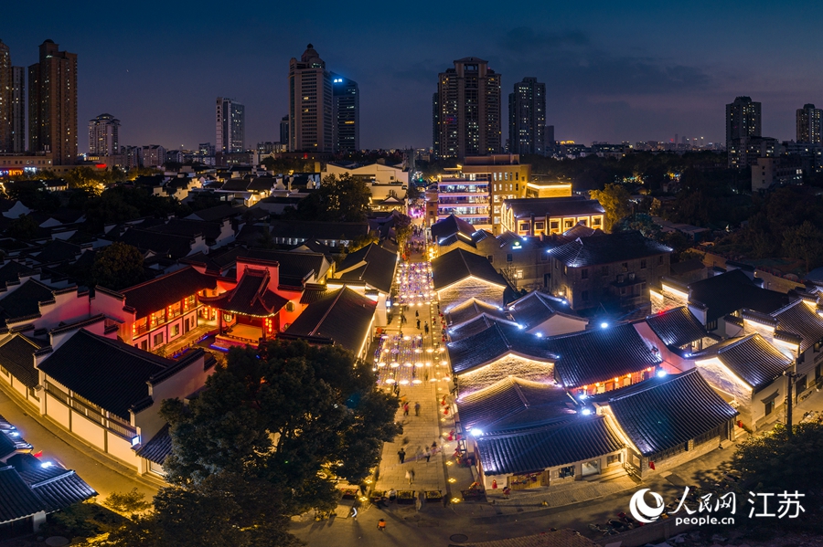 熙南里歷史文化休閑街區(qū)夜景。熙熙攝