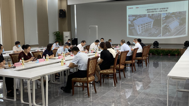 河?xùn)|區(qū)委書(shū)記范少軍一行深入老電建公司辦公園區(qū)就盤(pán)活園區(qū)工作進(jìn)行部署研究。河?xùn)|區(qū)供圖