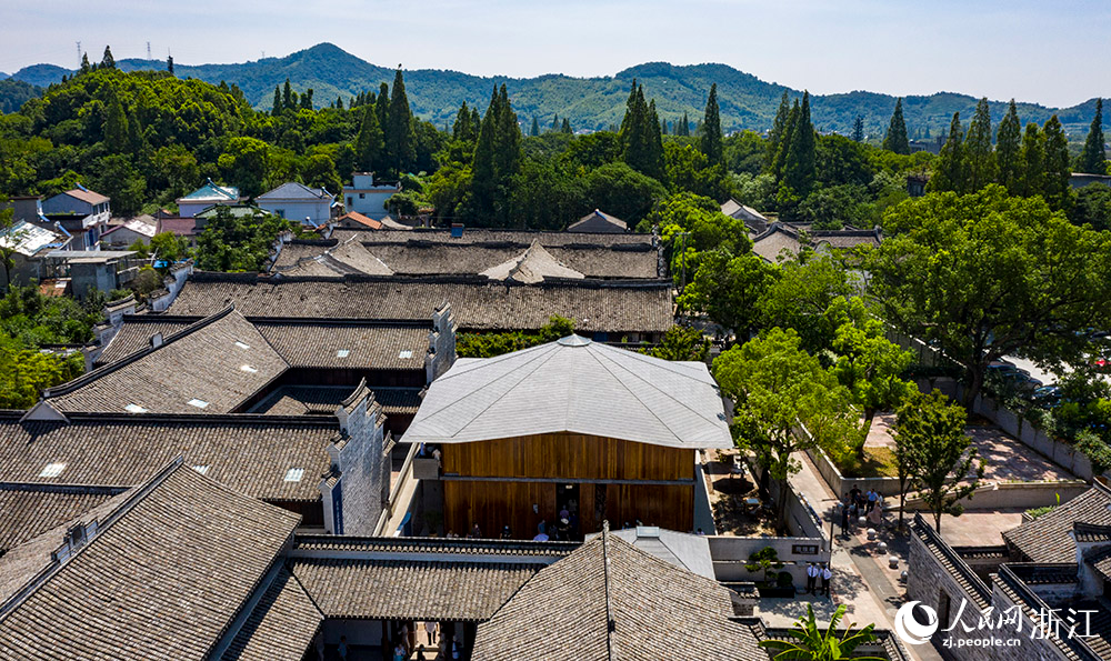 7月23日，空中俯瞰位于寧波市江北區(qū)慈城鎮(zhèn)的抱珠樓。人民網(wǎng) 章勇濤攝