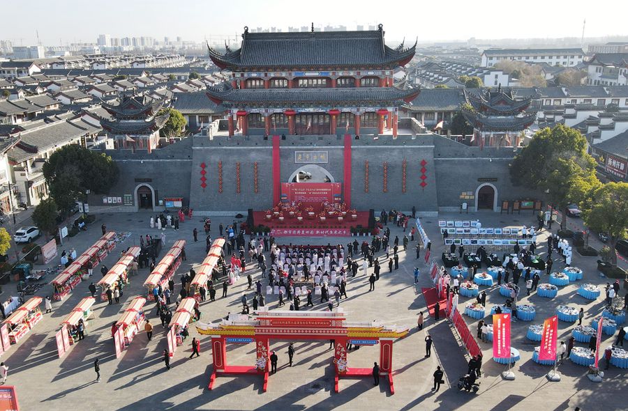 城門掛春聯(lián)，金湖沖刺“開門紅”。陳義寶攝