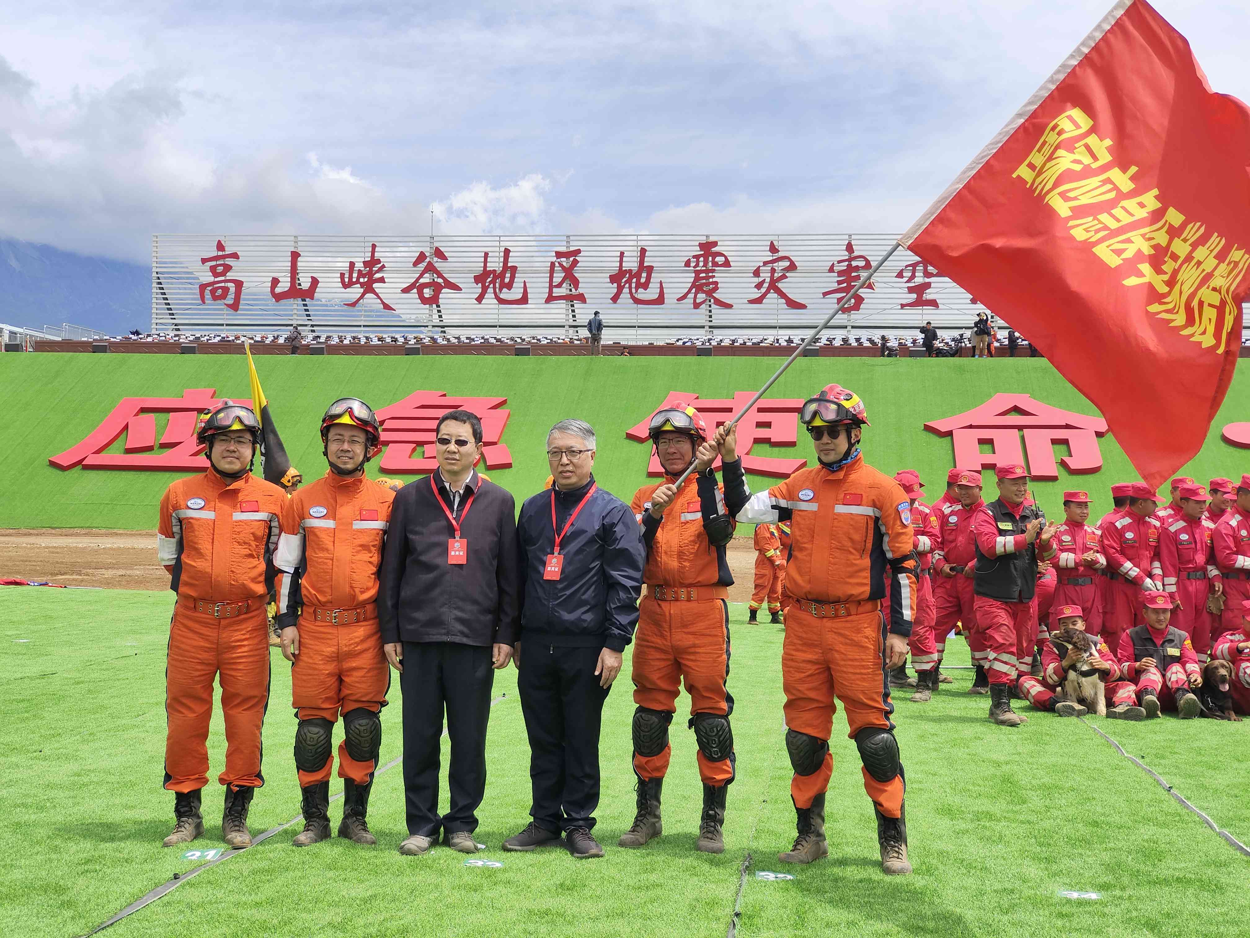 呂國(guó)忠以總領(lǐng)隊(duì)身份，帶領(lǐng)國(guó)家應(yīng)急醫(yī)學(xué)救援隊(duì)演練。受訪者供圖