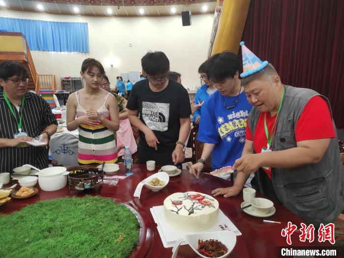 圖為內(nèi)蒙古臺(tái)辦為臺(tái)胞過(guò)生日。　李愛(ài)平 攝