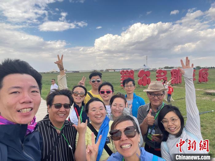 圖為臺(tái)胞在鄂爾多斯草原合影?！∪~冠賢 攝