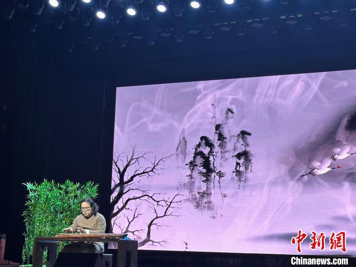 閩派古琴名家陳志強演奏一曲《流水》。　張麗君 攝