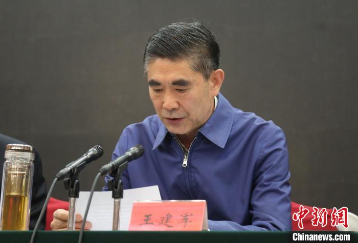 圖為青海省委書記王建軍出席會(huì)議并作講話?！?zhí)砀?攝