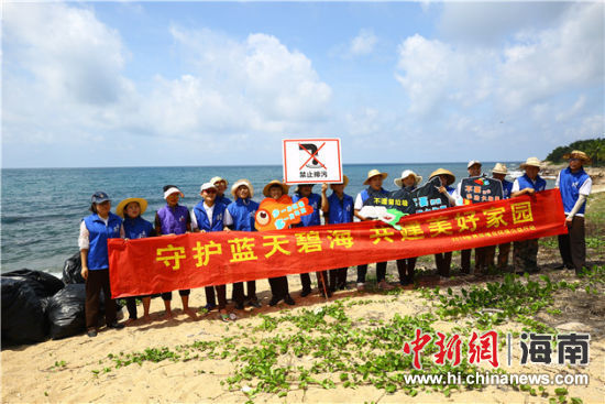 環(huán)保志愿者呼吁停止隨地扔垃圾、破壞環(huán)境等不文明行為。