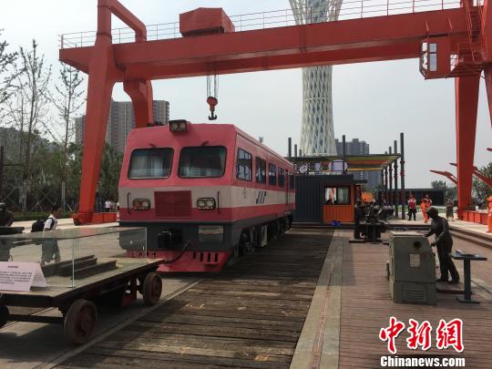 公園內(nèi)的火車(chē)車(chē)廂與貨場(chǎng)龍門(mén)吊等工業(yè)遺跡?！「呒t超 攝