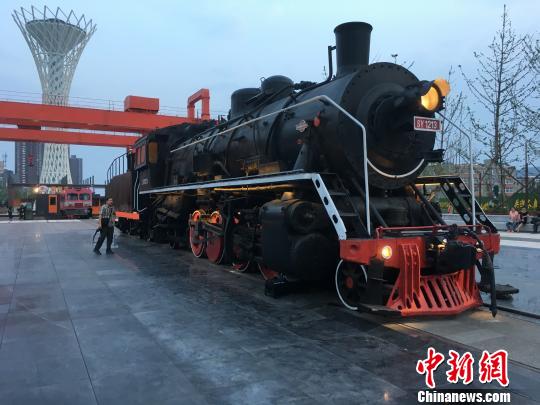 公園內(nèi)保留布置了蒸汽時(shí)代火車(chē)頭?！「呒t超 攝