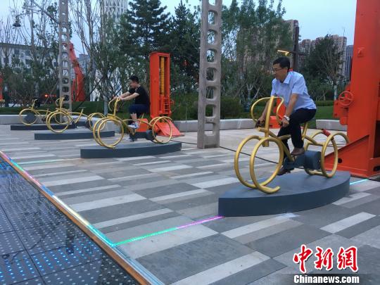 市民使用公園內(nèi)的健身設(shè)施?！「呒t超 攝