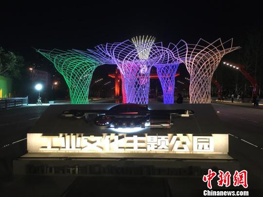 夜晚，奧運(yùn)“五色樹(shù)”的燈光。　高紅超 攝