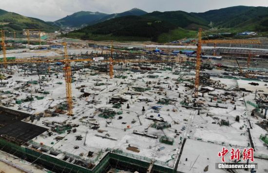 6月28日，航拍鏡頭下的河北張家口冬奧會(huì)太子城冰雪小鎮(zhèn)項(xiàng)目。太子城冰雪小鎮(zhèn)項(xiàng)目位于2022年冬奧會(huì)張家口賽區(qū)核心區(qū)，連接張家口賽區(qū)云頂和古楊樹兩個(gè)競賽場館群，建成后將承擔(dān)賽時(shí)核心區(qū)配套保障功能，提供冬奧頒獎(jiǎng)、貴賓接待、交通換乘、休閑娛樂等服務(wù)，賽后將成為一座國際化四季度假小鎮(zhèn)。 中新社記者 楊艷敏 攝