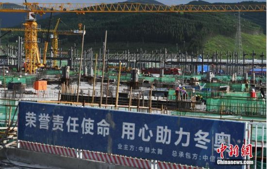 6月28日，河北張家口冬奧會(huì)太子城冰雪小鎮(zhèn)項(xiàng)目現(xiàn)場。太子城冰雪小鎮(zhèn)項(xiàng)目位于2022年冬奧會(huì)張家口賽區(qū)核心區(qū)，連接張家口賽區(qū)云頂和古楊樹兩個(gè)競賽場館群，建成后將承擔(dān)賽時(shí)核心區(qū)配套保障功能，提供冬奧頒獎(jiǎng)、貴賓接待、交通換乘、休閑娛樂等服務(wù)，賽后將成為一座國際化四季度假小鎮(zhèn)。 中新社記者 楊艷敏 攝